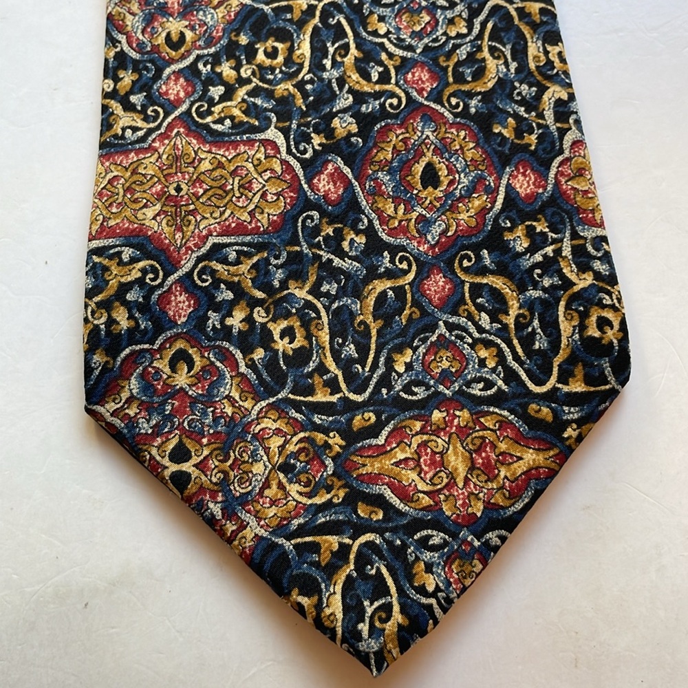 The Metropolitan Museum of Art 100% silk Necktie 54” X 4” artsy design
